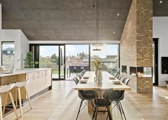 4 Bedroom Pet Friendly In *